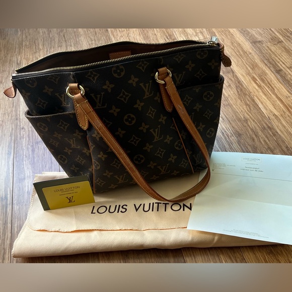 Louis Vuitton over the shoulder bag - Picture 2 of 5